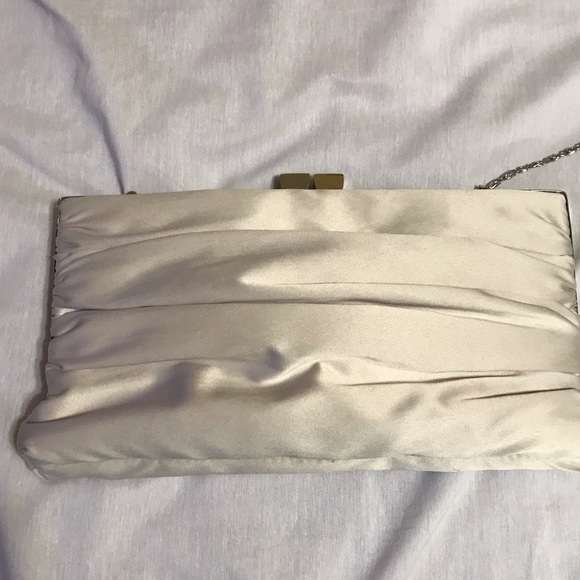 Satin ivory purse with chain - Picture 5 of 5
